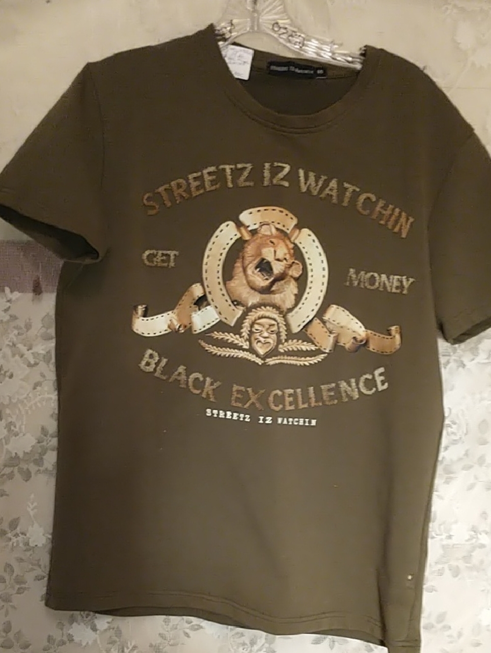 Streetz Iz Watchin Graphic Tee Olive  Gold Print Center Lion Short Sleeve Sz Sm